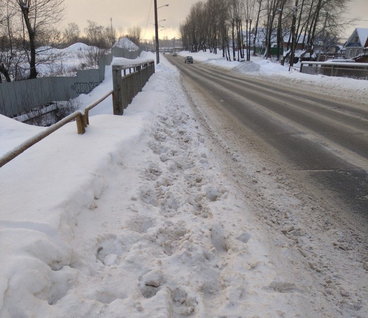 Занесённый снегом тротуар на улице Кирилловской в Череповце