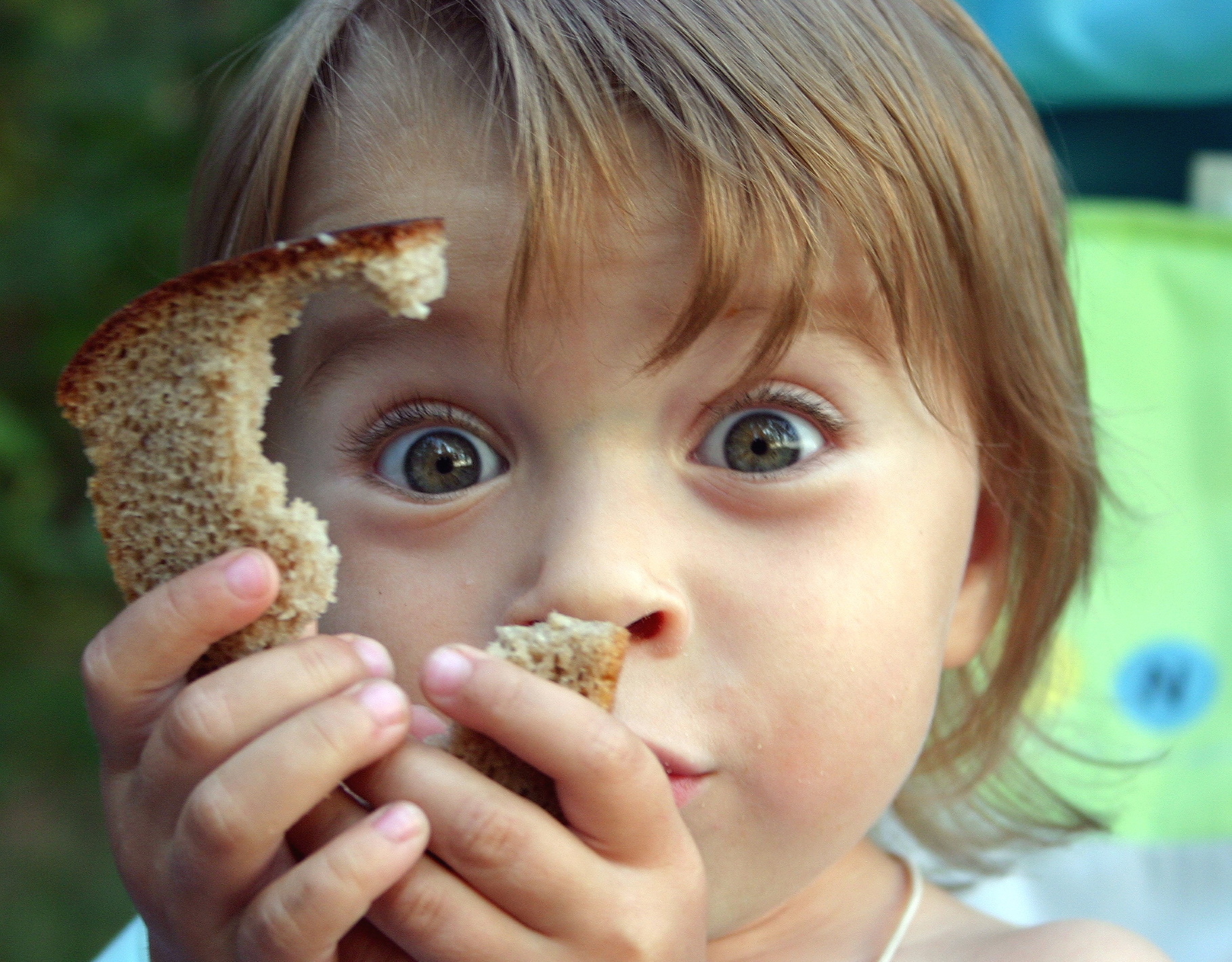 Люблю есть корочки. Хлеб для детей. Ребенок с куском хлеба. Ребенок ест хлеб. Кушать хлеб.