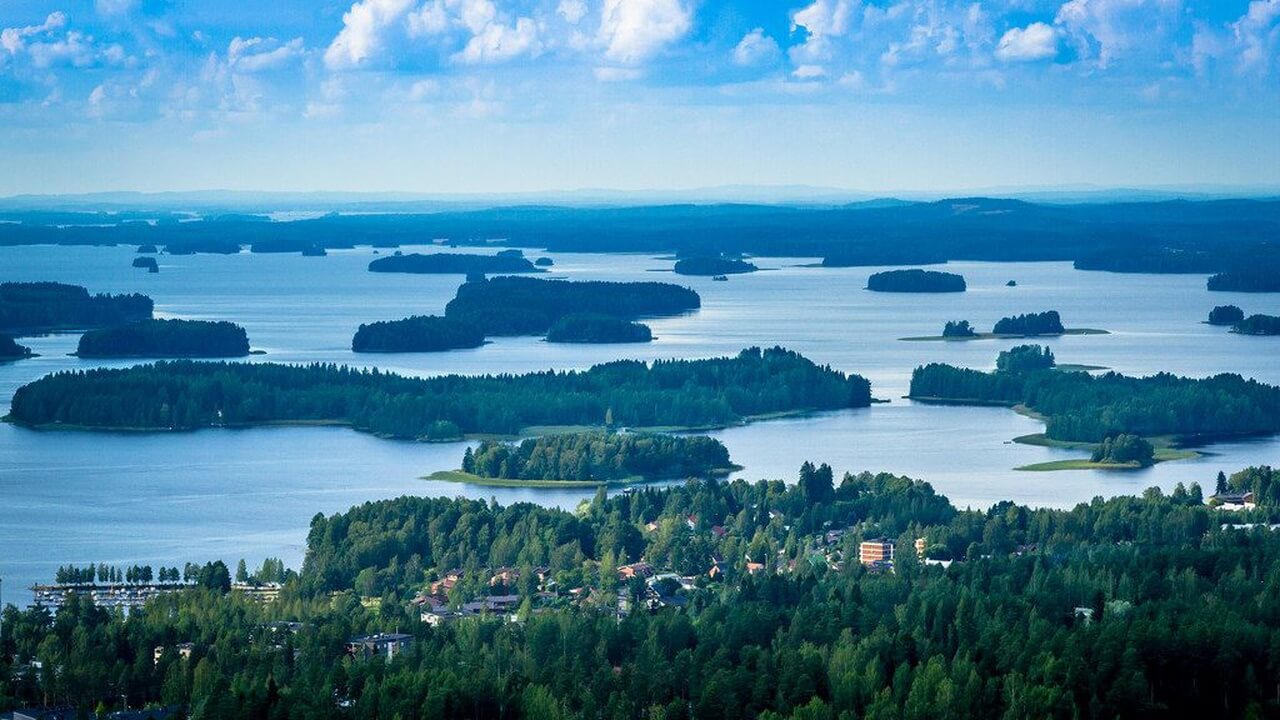 Какую страну называют страной 1000 озер. Финляндия Озеры. Озерное плато Финляндии. Финляндия Страна 1000 озер. Финляндия достопримечательности озеро Сайма.