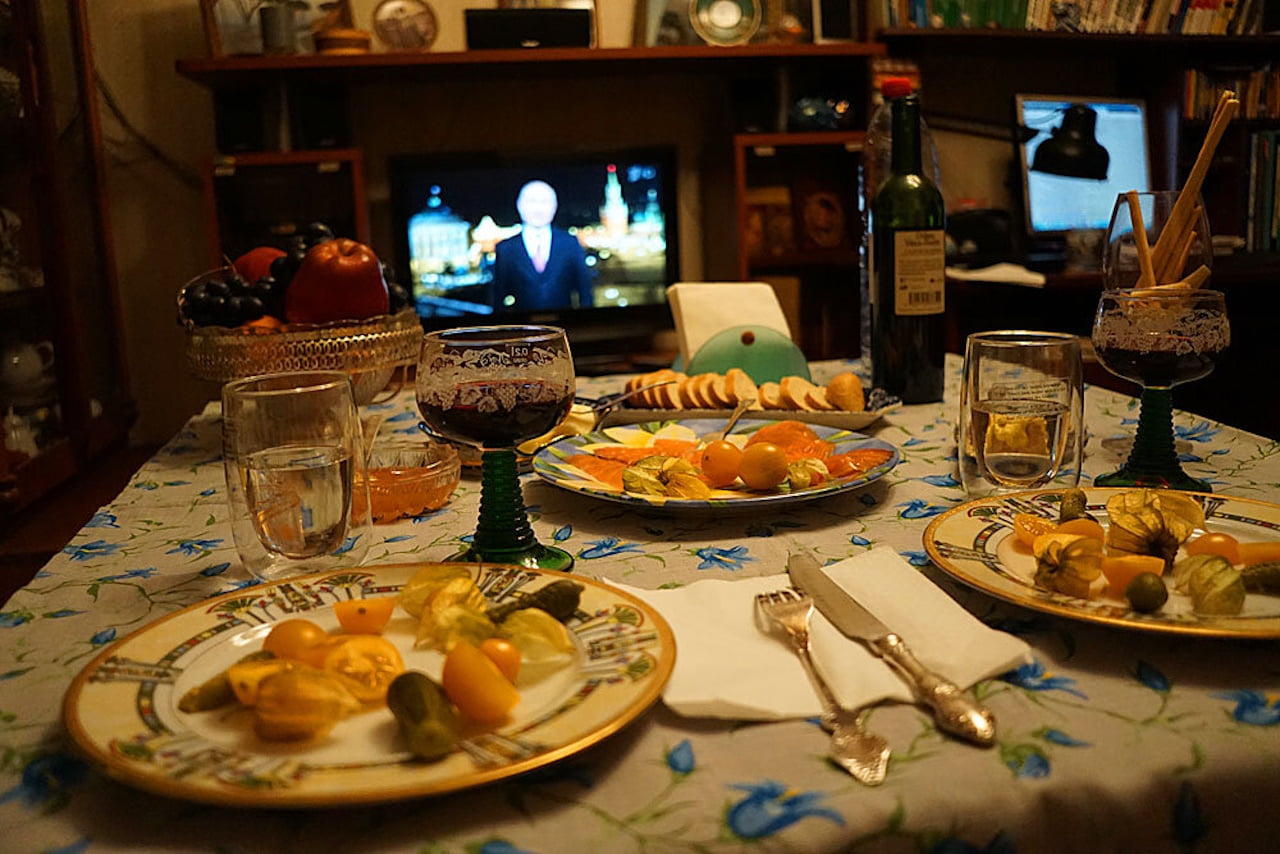 Гостей ждал накрытый стол. Новогодний стол. Домашний стол с едой. Новогодний стол с едой. Домашний новогодний стол.